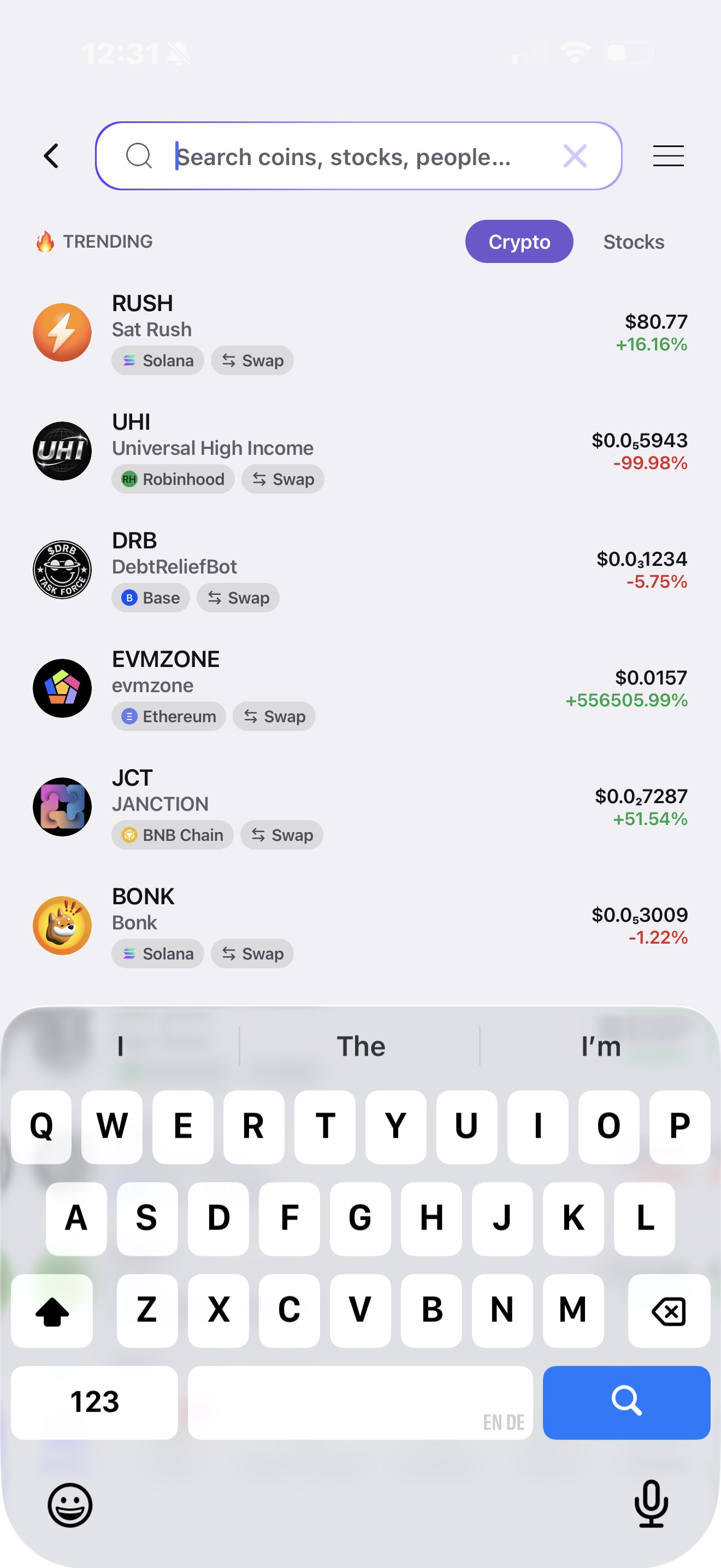 Поиск с трендовыми активами, у каждого отмечена сеть: Solana, Robinhood, Base, Ethereum и BNB Chain, с переключателем Crypto и Stocks.